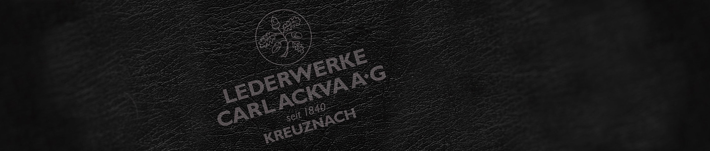 Lederbanner mit der Aufschrift ‚Lederwerke Carl Ackva A.G. seit 1840